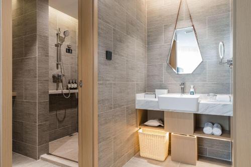 宁波宁波鼓楼天一阁亚朵酒店的一间带水槽和淋浴的浴室