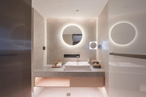 北京北京上地清河高铁站亚朵S酒店的一间带水槽和镜子的浴室