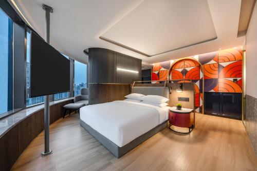 上海上海徐家汇A.T.HOUSE酒店的卧室设有白色的床和大窗户