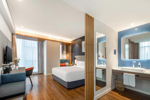 杭州杭州滨江星光大道亚朵酒店的一间酒店客房 - 带一张床和一间浴室