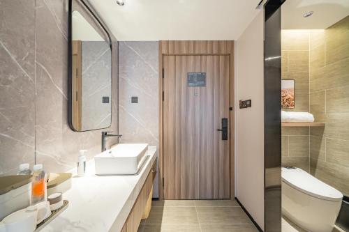 上海上海中环百联铜川路地铁站亚朵X酒店的一间带水槽和卫生间的浴室