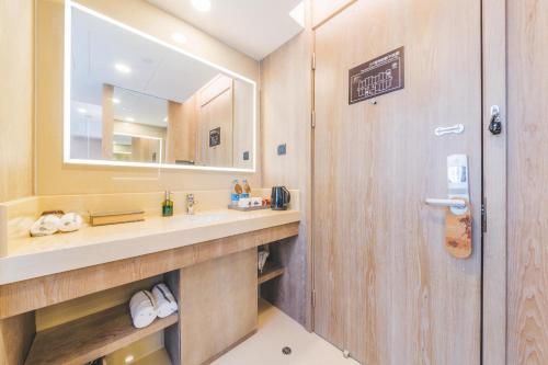 上海上海浦东张江园区亚朵酒店的一间带水槽和镜子的浴室
