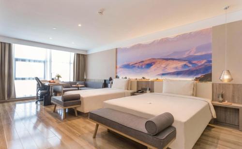 西宁西宁昆仑东路亚朵酒店的酒店客房设有两张床和一张桌子。