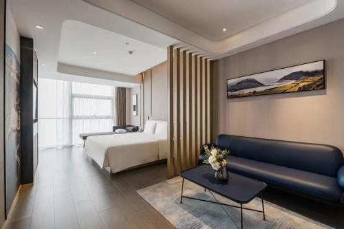 邯郸邯郸新世纪亚朵酒店的酒店客房,配有床和沙发