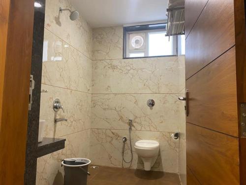 博帕尔Hotel Heera Residency的一间带卫生间和淋浴及窗户的浴室