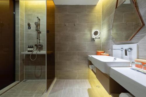 武汉武汉天地汉口江滩亚朵酒店的一间带水槽和淋浴的浴室