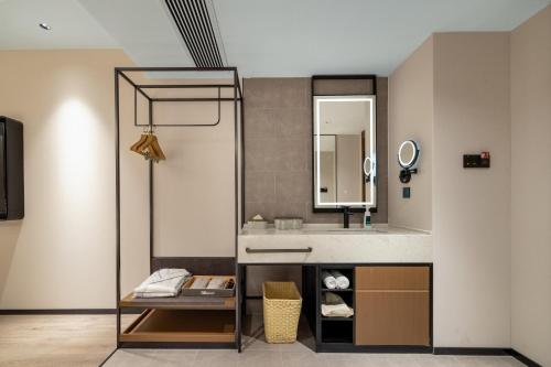 杭州杭州新天地中大银泰亚朵酒店的一间带水槽和镜子的浴室