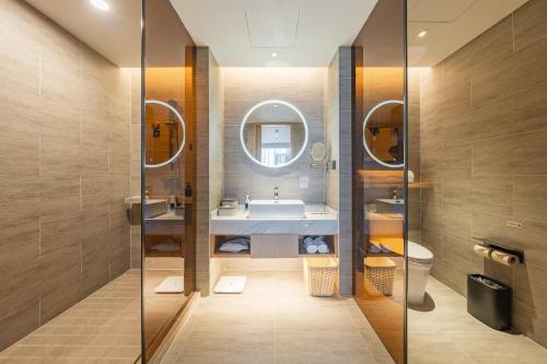 上海上海浦东机场川沙地铁站亚朵酒店的一间带水槽和镜子的浴室