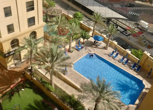 迪拜Marina Homes的享有棕榈树游泳池的顶部景致