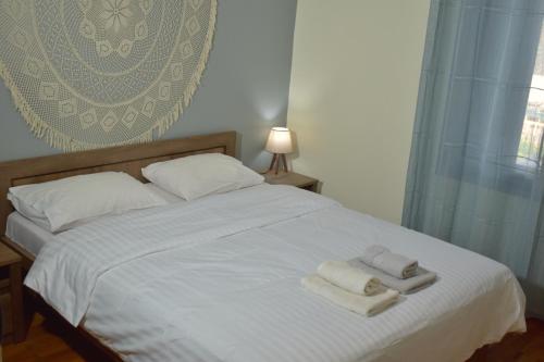 特里卡拉Rose's House的一间卧室配有一张床,上面有两条毛巾