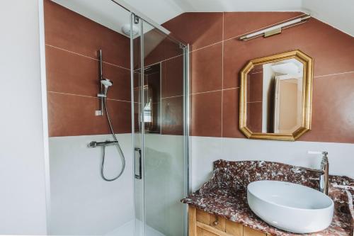 LinxeChâteau Belle Epoque - Chambres d'Hôtes & Gîtes的一间带水槽和玻璃淋浴的浴室