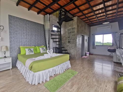 浦阿บ้านฮิมนาปัวรีสอร์ท的一间卧室配有一张带绿色枕头的大床