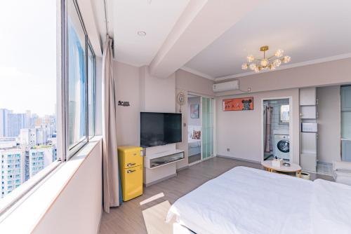 重庆重庆森林逸居民宿的一间卧室配有一张大床和电视