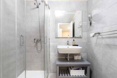 帕伦西亚INSIDEHOME Apartments - La Casita de Montse的白色的浴室设有水槽和淋浴。