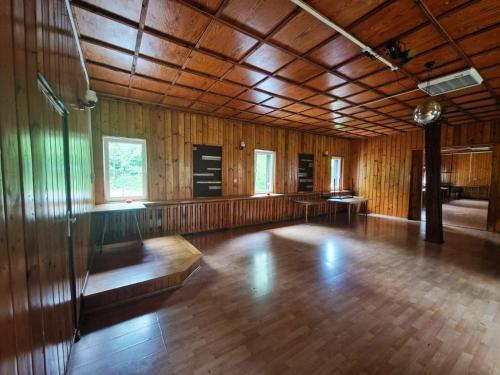 茨兹伊特纳OWR Relax - Hostel położony blisko atrakcji turystycznych的大型客房,设有木地板和木墙