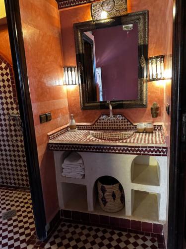 梅尔祖卡Dar Hassan Merzouga的一间带水槽和镜子的浴室