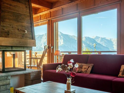 南达Chalet Rêves des Alpes by Interhome的带沙发和壁炉的客厅