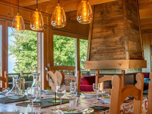 南达Chalet Rêves des Alpes by Interhome的用餐室配有带玻璃杯的桌子