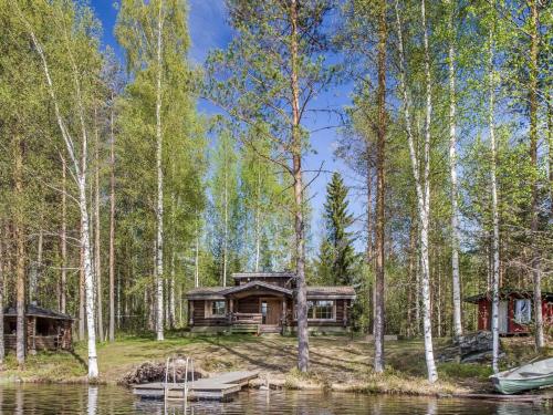 HuuhanahoHoliday Home Papanmökki by Interhome的湖畔树林中的小木屋