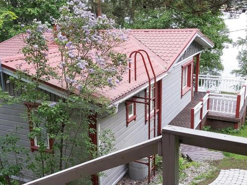 PaksaloHoliday Home Lomaranta by Interhome的粉红色屋顶和门廊的小房子