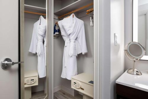 加尔维斯敦加尔维斯顿岛希尔顿度假酒店的浴室内备有壁橱内的白色毛巾