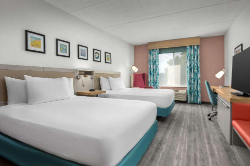 格林斯伯勒格林斯伯罗希尔顿花园旅馆的酒店客房配有两张床和一张书桌