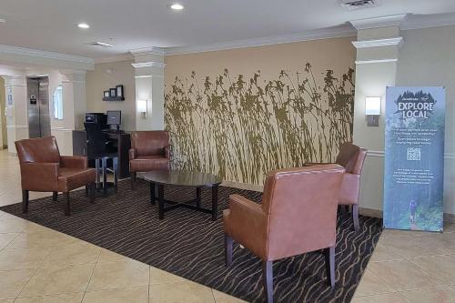 巴拿马城海滩巴拿马城海滩司丽普旅馆及套房的医院的候诊室,配有椅子和桌子