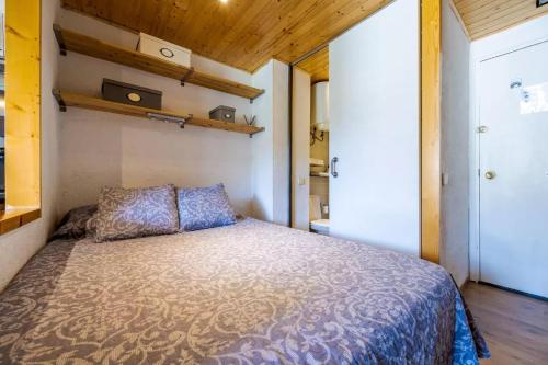 拉莫利纳Enmolinate的一间小房间的卧室,配有一张床铺