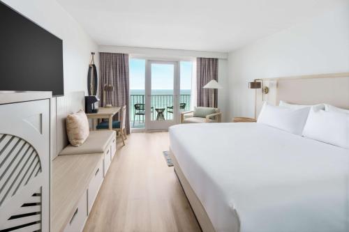 沃尔顿堡滩沃尔顿堡海滨贝斯特韦斯特酒店的酒店客房设有一张床,享有海景。