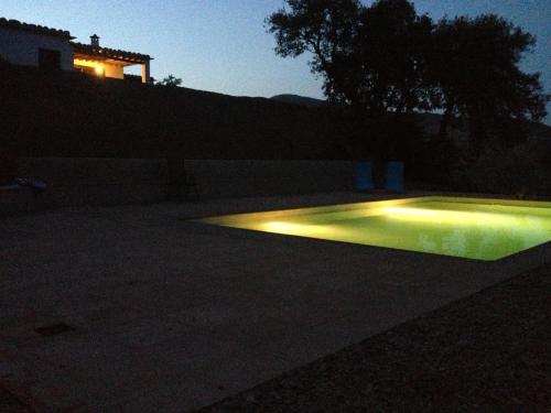 贝尔楚勒斯Casitas El Paraje de Berchules的夜间在院子里的游泳池里点灯