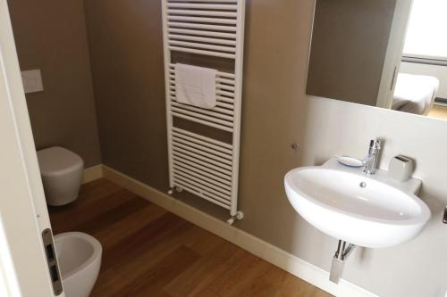 QuattordioAlbergo '900的一间带水槽、卫生间和镜子的浴室