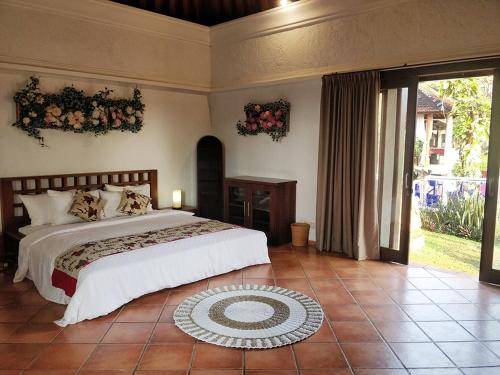 罗威那The Dharma Araminth Villa - Lovina Mountain and Sea View的一间卧室设有一张大床和一个大窗户