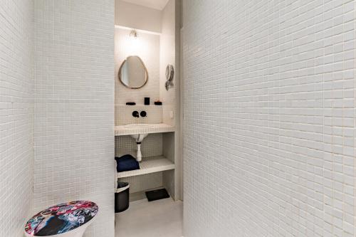 布洛涅-比扬古Quai de Seine - Vue sur la Seine的白色的浴室设有水槽和镜子