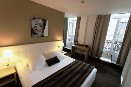亚眠圣路易斯酒店的酒店客房设有一张床和两个窗户。