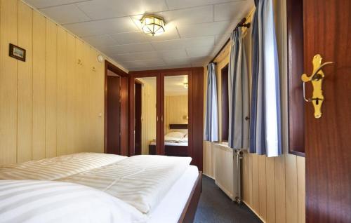欧巴德伍斯图Hotelschiff Stinne的卧室配有白色的床
