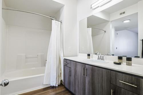 洛杉矶Housy & Comfy 4BDR & 2BTH in Marina del Rey for 10 pax的一间带水槽、浴缸和淋浴的浴室