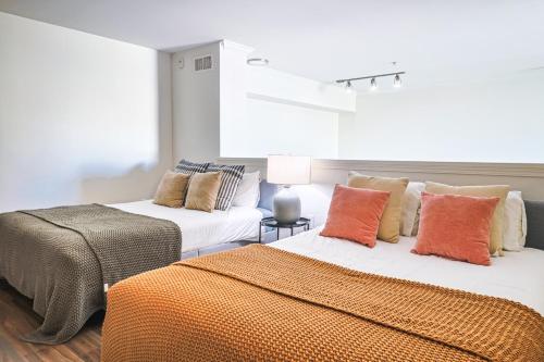 洛杉矶Housy & Comfy 4BDR & 2BTH in Marina del Rey for 10 pax的两张睡床彼此相邻,位于一个房间里