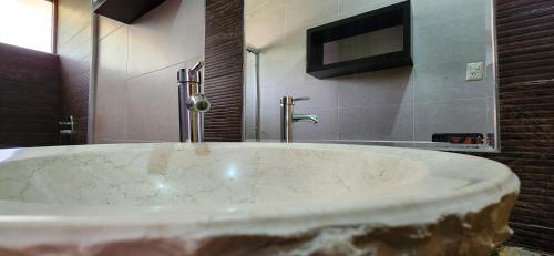阿雷基帕Casa elegante y con terraza的带浴缸的浴室和水槽