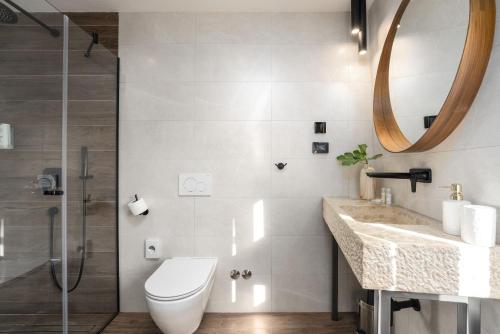 斯维特温斯纳特Della Croce Bed&Breakfast的浴室配有卫生间、盥洗盆和淋浴。