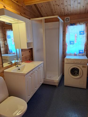 Klakegg斯塔德伦海特格兰德酒店的一间带水槽和洗衣机的浴室