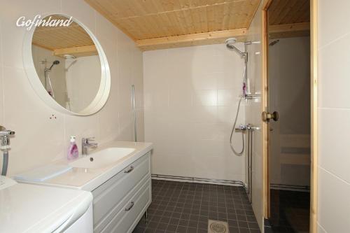 萨利色尔卡Kuukkeli Apartments Teerenpesue F 46的一间带水槽、镜子和淋浴的浴室
