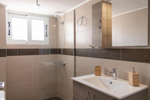 雅典Gtrip P Faliro Coastal Comfort 2F的一间带水槽和淋浴的浴室