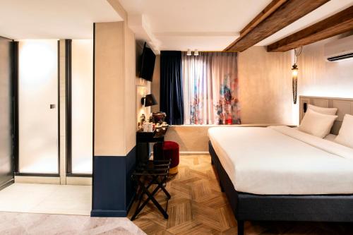 阿姆斯特丹Mister Highland Hotel的配有一张床和一张书桌的酒店客房