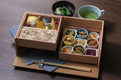 京都Candeo Hotels Kyoto Karasuma Rokkaku的装满不同种类食物的木箱