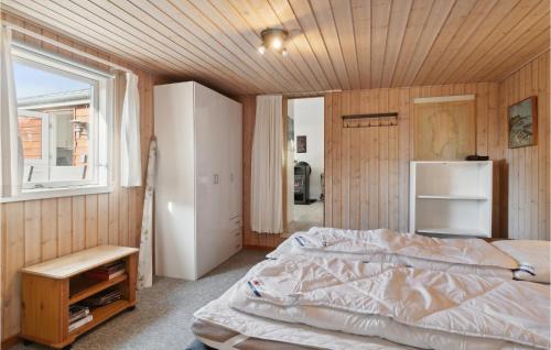 科瑟Amazing Home In Korsr With Kitchen的一间卧室设有一张床和一个窗口