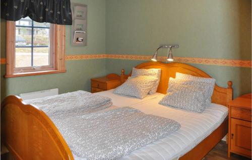 萨伦6 Bedroom Gorgeous Apartment In Slen的一间卧室设有两张床和窗户。