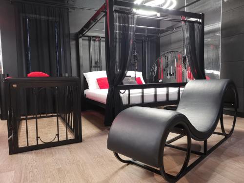 琴斯托霍瓦BDSM Apartament Luxxx gorące serce Częstochowy - ADULTS ONLY的配有床、椅子和镜子的房间