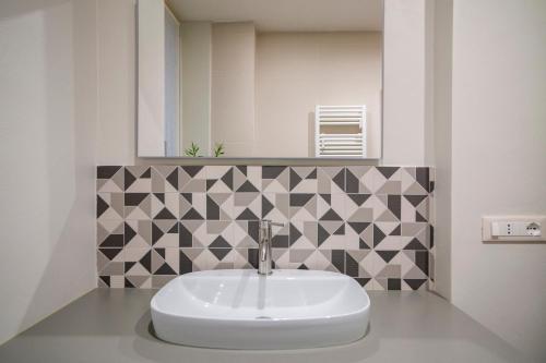 米兰Isola Milano apartment的浴室设有白色水槽和镜子