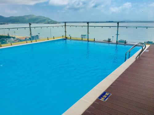 归仁Rustic Hotel Quy Nhon Powered by ASTON的码头上的一个大型游泳池