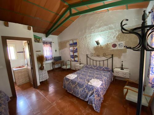 AldeaquemadaHotel Rural La Cimbarra的一间卧室配有一张带蓝色棉被的床